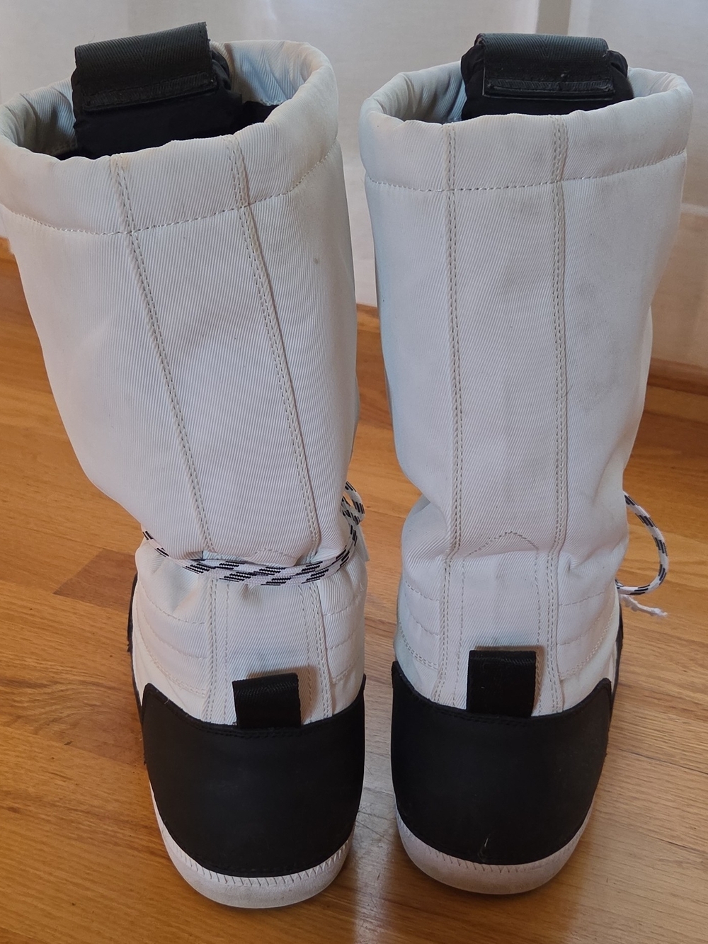 Hunter White and Black Lace-Up Winter Snow Boots - Picture 2 of 9
